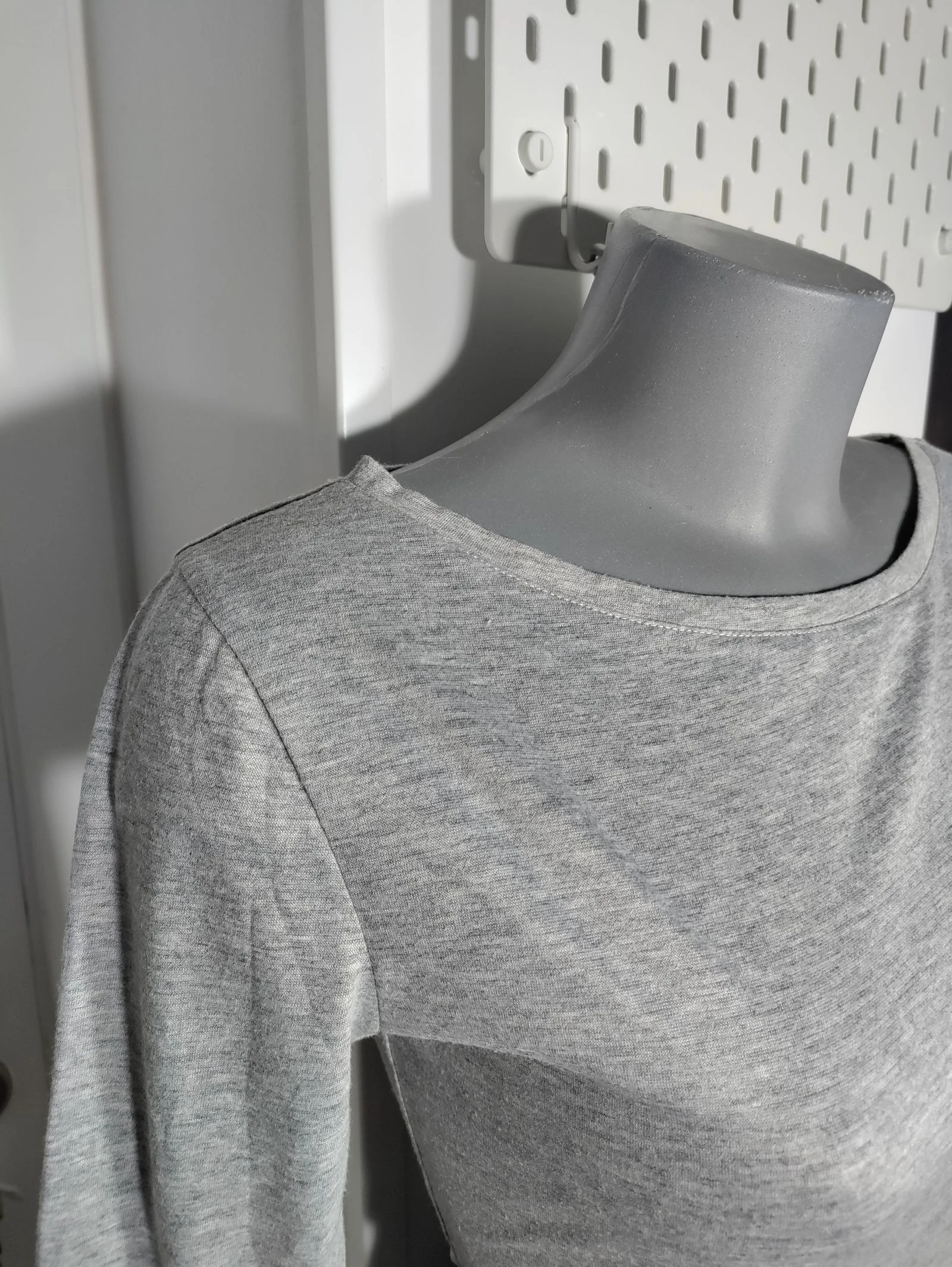 Vestido gris plisado cintura elástica negra – Green Coast – Talla 40 – photo 3